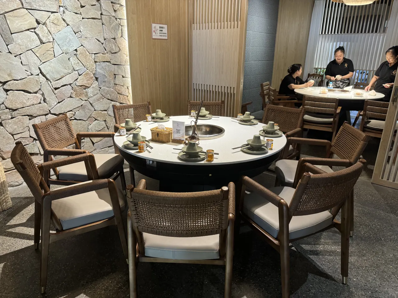 火锅店桌椅布局怎么做?翻台、通道和炉具安全要一起考虑